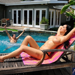 Isis Love en 'Naughty America' and Tyler Nixon in My Friends Hot Mom (Miniatura 1)