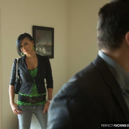 Eva Angelina en 'Naughty America' fucks a stranger at an open house (Miniatura 18)