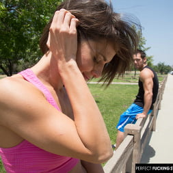 Jenni Lee in brings home stranger to fuck after morning run (Photo 18) Jenni Lee in 'Naughty America' brings home stranger to fuck after morning run (Thumbnail 18)