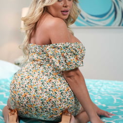 Vivianne DeSilva in I Have a Wife (Photo 68) Vivianne DeSilva in 'Naughty America' I Have a Wife (Thumbnail 68)